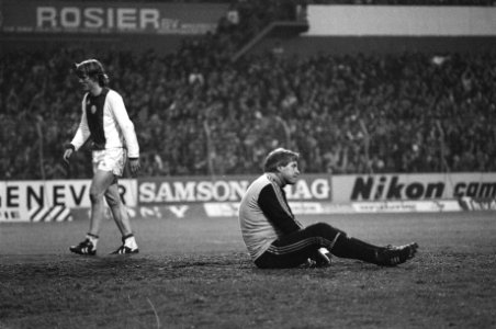 FC Den Haag tegen Ajax 1-0 doelman Piet Schrijvers zit verslagen op de grond, Bestanddeelnr 930-7942