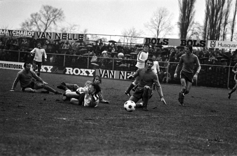 FC Amsterdam tegen FC Twente 0-1 Kick van der Vall brengt Leen van de Merkt ten, Bestanddeelnr 928-9702