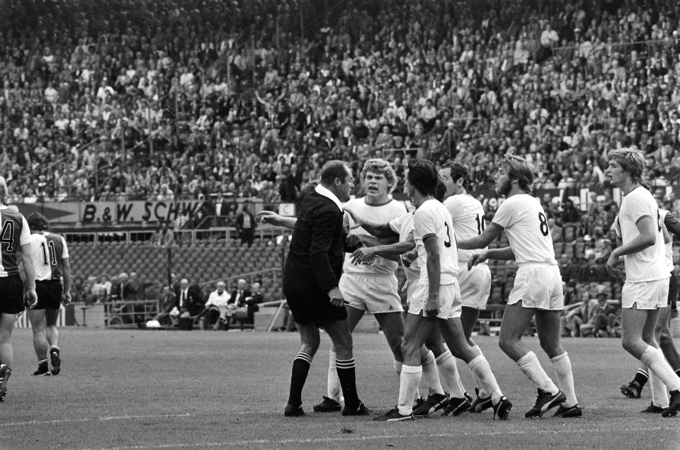 FC Amsterdam spelers trekken aan scheidsrechter Vervoort na het toekennen van ee, Bestanddeelnr 928-1193