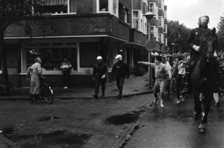 FC Den Haag supporters door ME begeleid naar stadion, Bestanddeelnr 933-7412