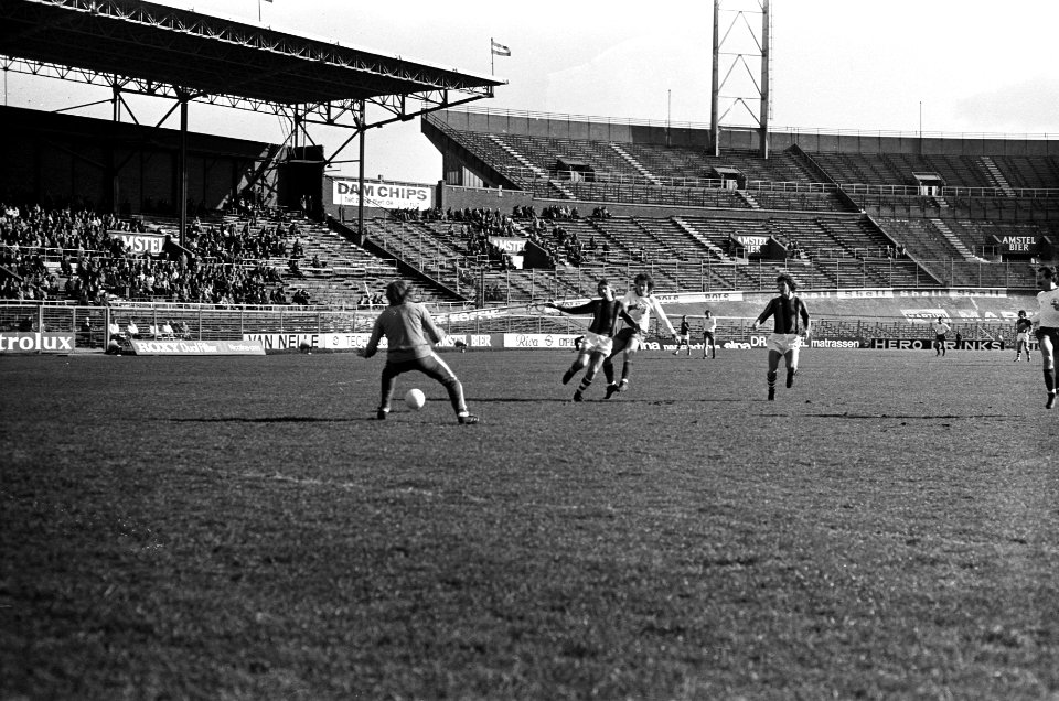 FC Amsterdam tegen Sparta 5-2, Meyer (r) scoort 3-1 lang Doesburg, Bestanddeelnr 927-8076