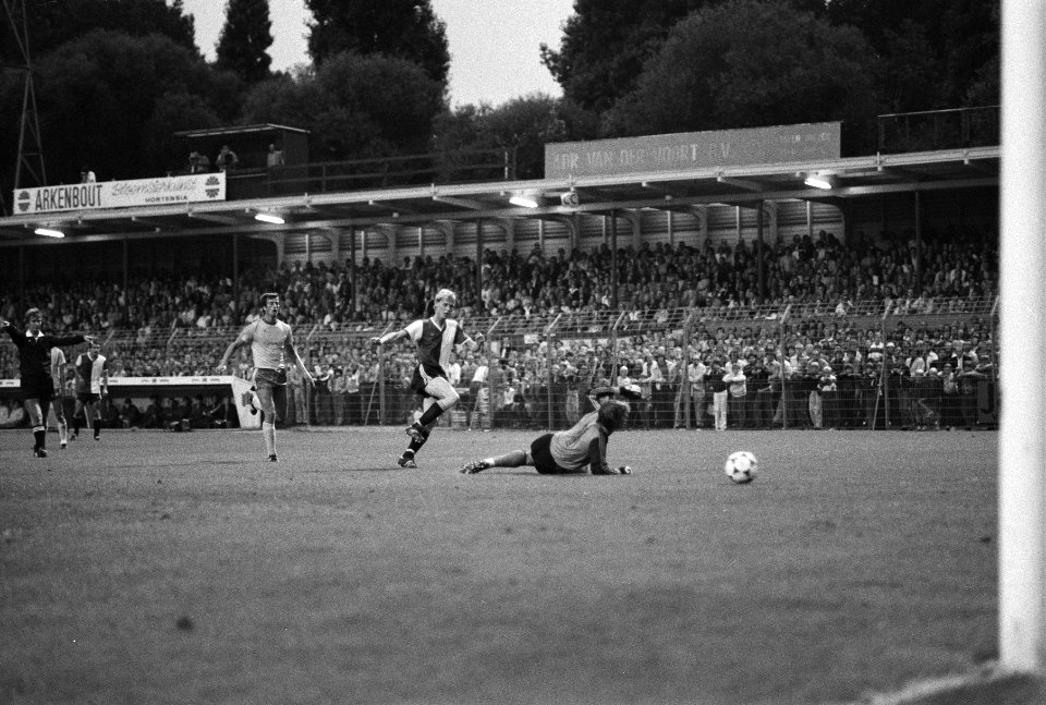 FC Den Haag - Feijenoord 2-2 Petur Petursson passeert doelman Hans Galjé en sco, Bestanddeelnr 930-4314