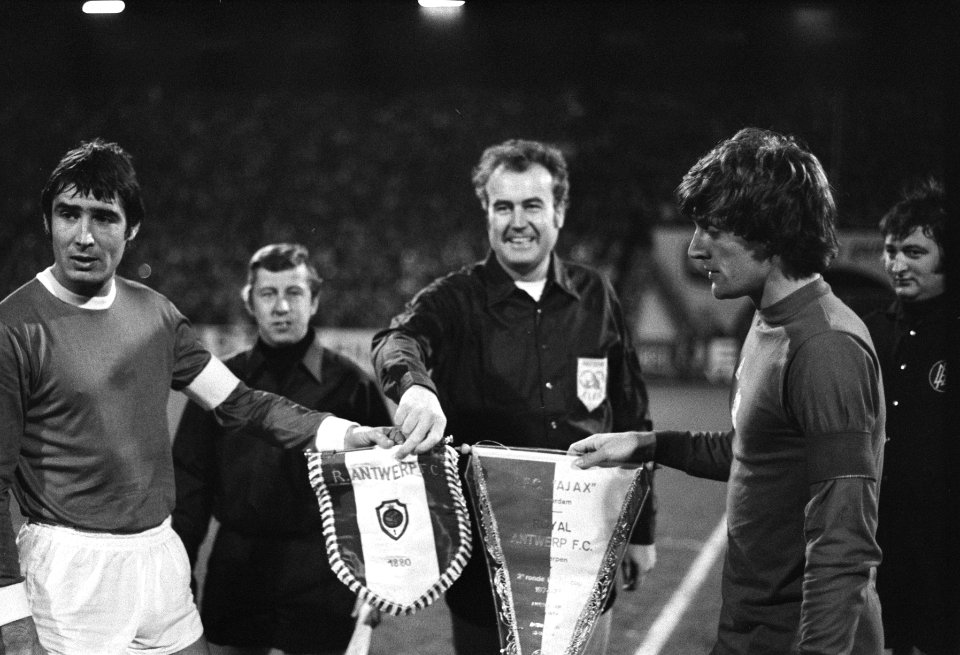 FC Antwerp tegen Ajax 2-1 UEFA Cup , spelmomenten en uitwisselen vaantjes, midde, Bestanddeelnr 927-5816