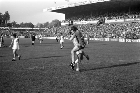 FC Den Haag tegen Feyenoord 3-2, doelman Thie en Mansveld omhelzen elkaar, Bestanddeelnr 925-9360