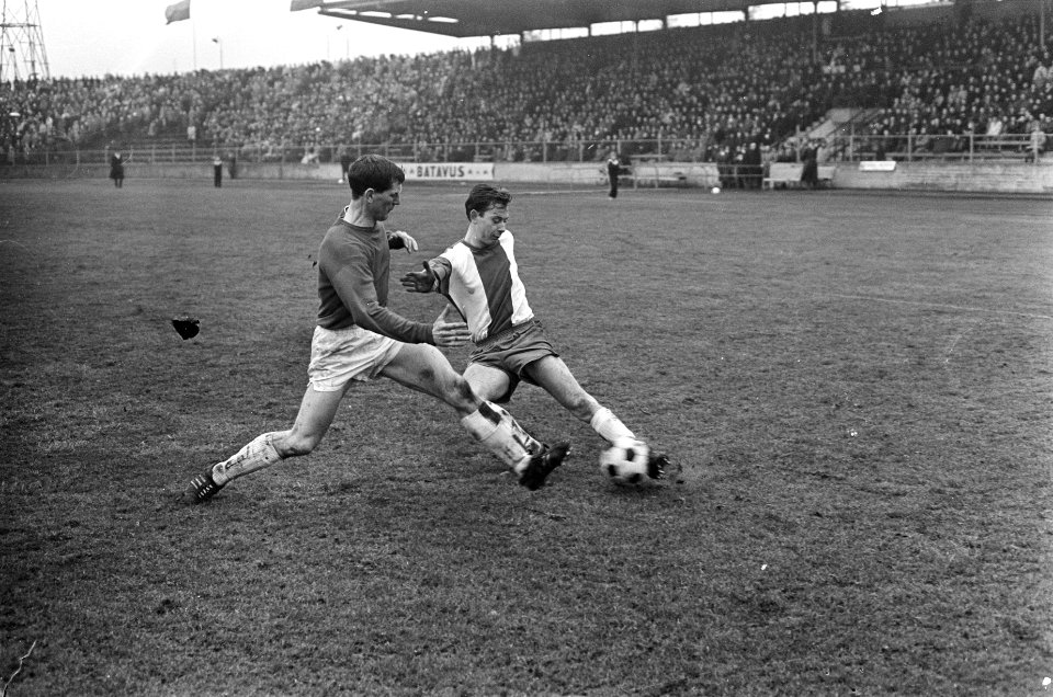 FC Den Bosch tegen Elinkwijk 1-1. Van der Merkt (rechts) in duel met speler Den , Bestanddeelnr 921-1551
