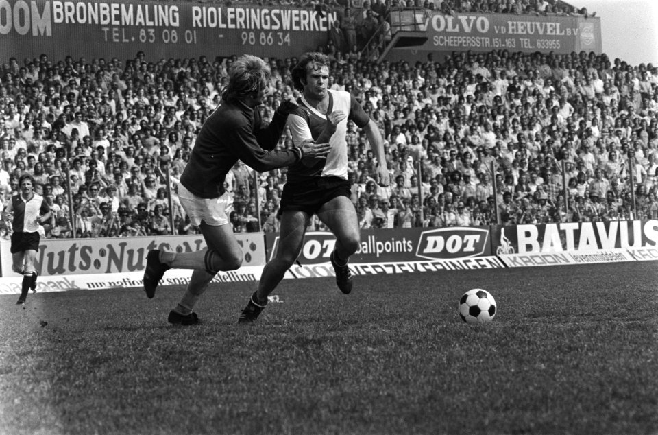 FC Den Haag tegen Feyenoord 1-8, Van Antwerpen probeer vergeefs De Jong af te st, Bestanddeelnr 928-5692