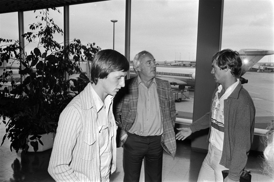 FC Barcelona op Schiphol, van links naar rechts Neesken Michels en Cruijff op S, Bestanddeelnr 928-7166