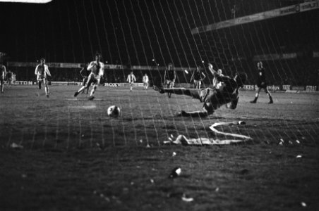 FC Den Haag tegen West Ham United 4-2 Masveld scoort uit penalty, Masveld juich, Bestanddeelnr 928-4454
