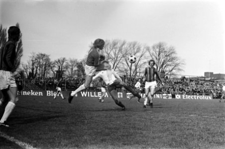 FC Amsterdam tegen Sparta 0-1 doelman Doesburg werkt bal weg voor De Leeuw, Bestanddeelnr 928-5038