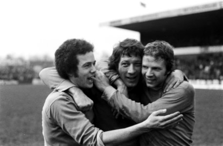 FC Den Haag tegen Ajax 1-0, v.l.n.r. Bres, Mansveld en Van Leeuwen omhelzen elka, Bestanddeelnr 927-6587