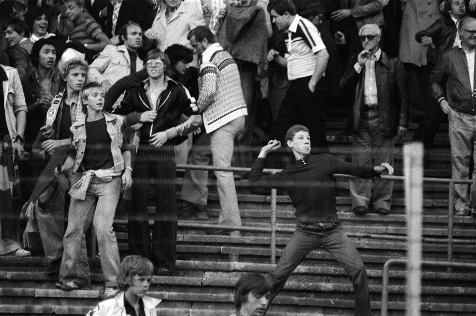 FC Den Haag tegen Feyenoord, jonge toeschouwer gooit stenen, Bestanddeelnr 929-3062