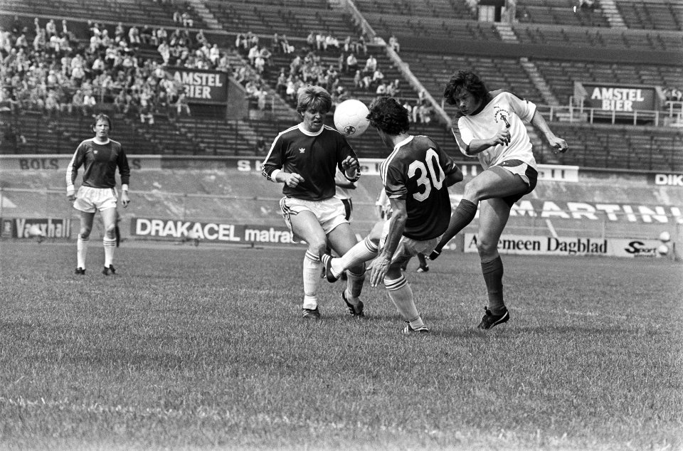 FC Amsterdam tegen Telstra 2-1, Co Stout (r) van Amsterdam in duel met Van Oorsc, Bestanddeelnr 929-3086