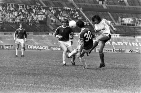 FC Amsterdam tegen Telstra 2-1, Co Stout (r) van Amsterdam in duel met Van Oorsc, Bestanddeelnr 929-3086