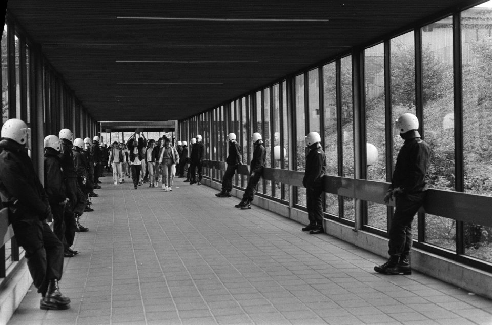 FC Den Haag supporters door ME begeleid naar stadion (in stadion), Bestanddeelnr 933-7413
