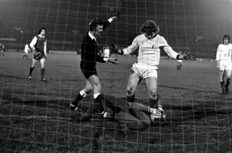 FC Amsterdam tegen FC Koln 2-3 ( UEFA Cup ) Jansen (staand) blesseert keeper Sc, Bestanddeelnr 927-8152