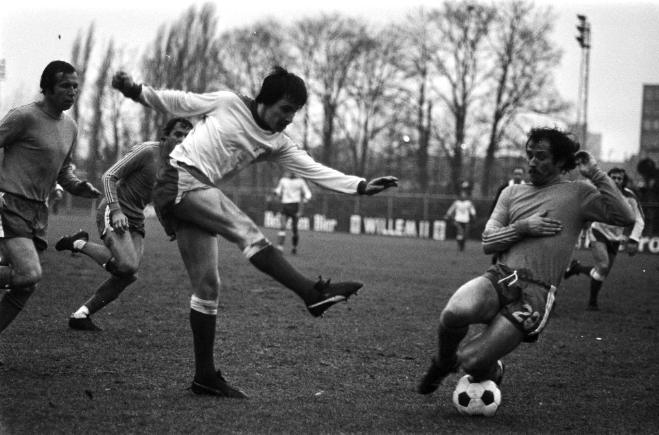 FC Amsterdam tegen FC Twente 0-1 Epi Drost (r) onderschept schot Tjeerd Koopman, Bestanddeelnr 928-9703