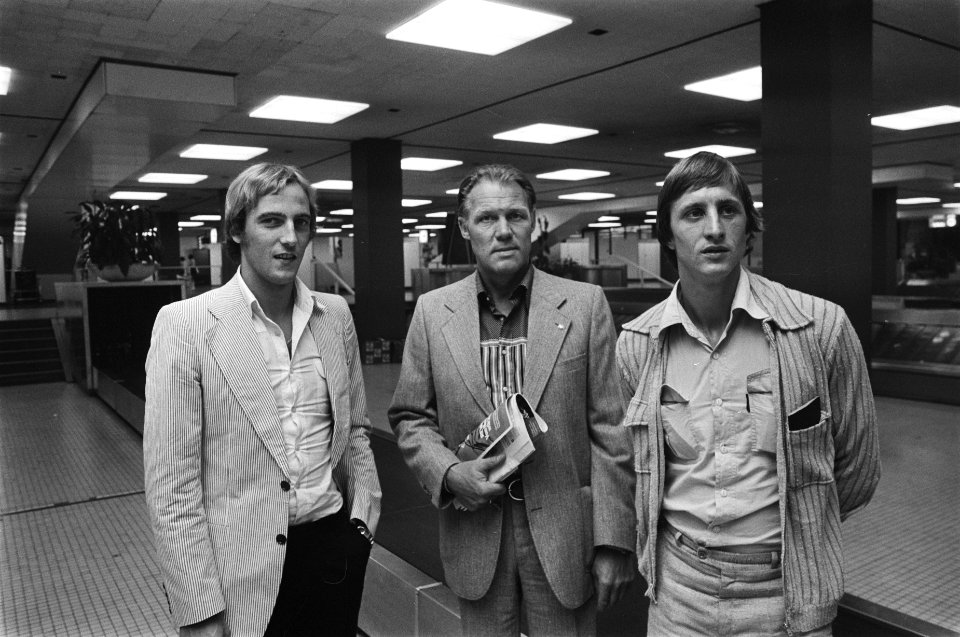FC Barcelona op Schiphol, van links naar rechts Neesken Michels en Cruijff op S, Bestanddeelnr 928-7164