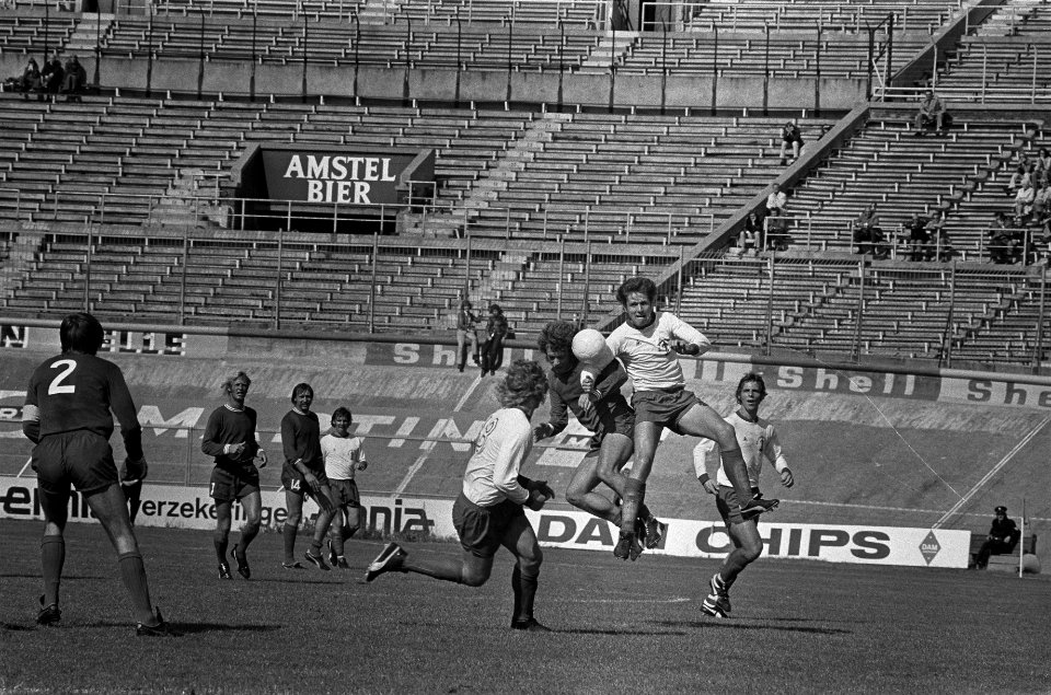 FC Amsterdam tegen FC Utrecht 1-1, links (nr 8) Jansen koppend Hildebrand, verd, Bestanddeelnr 927-4377