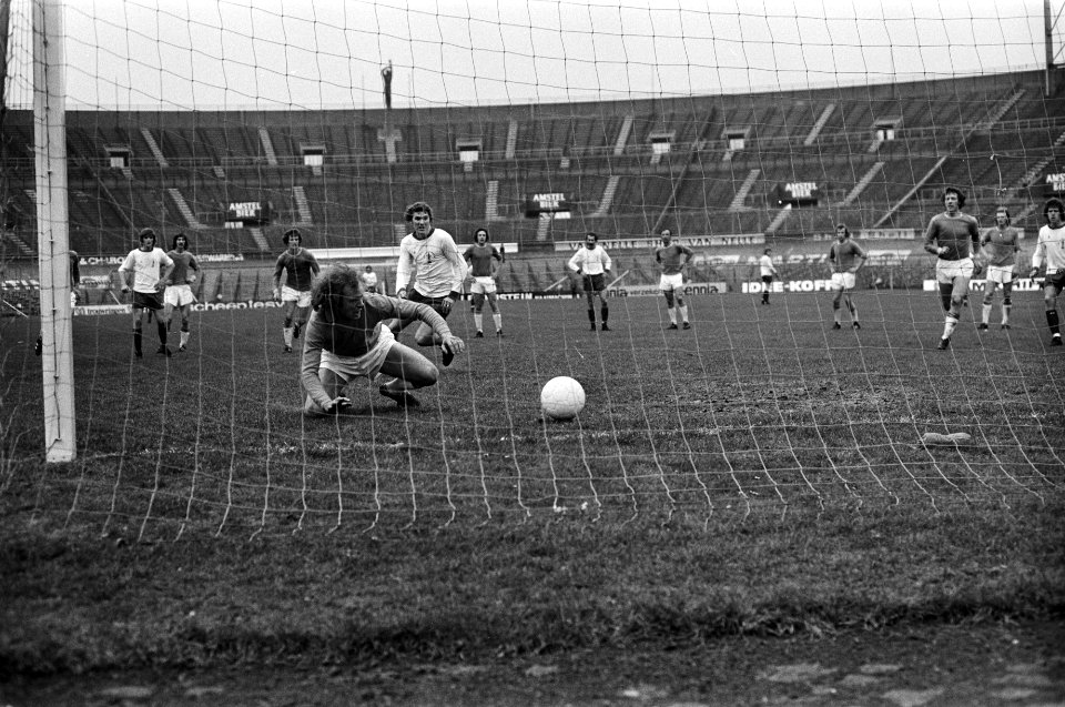 FC Amsterdam tegen FC Den Haag 1-1, doelman Louwerens stopt een penalty van Van , Bestanddeelnr 927-7852