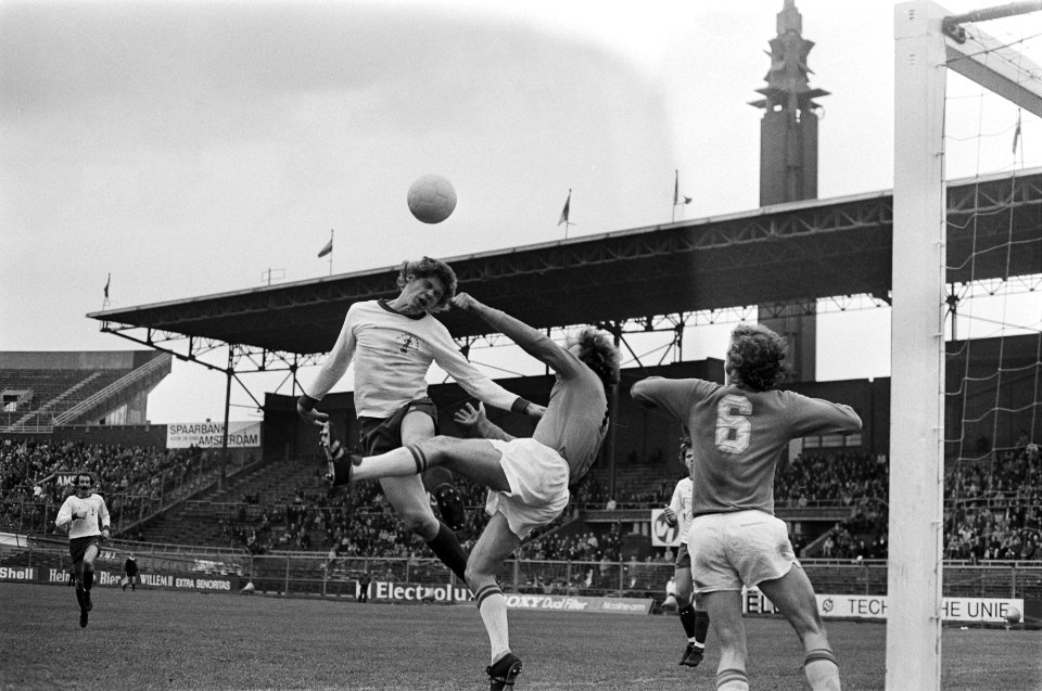 FC Amsterdam tegen FC Den Haag 1-1, Nico Jansen in duel met keeper Louwerens, Bestanddeelnr 927-7851