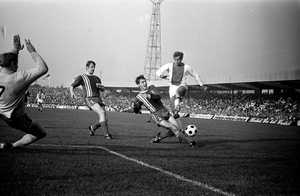 FC Twente tegen Ajax 0-3. Piet Keizer in duel met Kees van Ierssel, Bestanddeelnr 922-8630