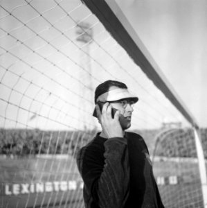 FC Den Bosch keeper Van Pelt luistert naar radioverslag, Bestanddeelnr 919-7582