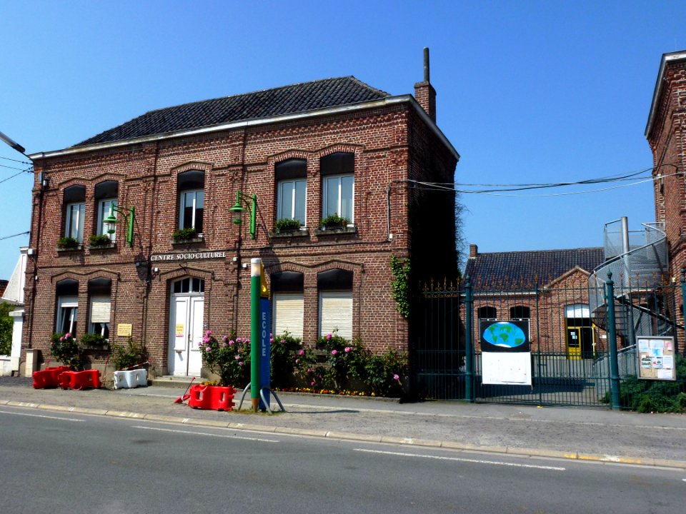 Faumont (Nord, Fr) ceuntre culturel (gauche), école (droite)
