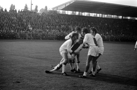 FC Twente tegen Ajax 0-3. Ajax juicht na derde doelpunt, Bestanddeelnr 922-8629