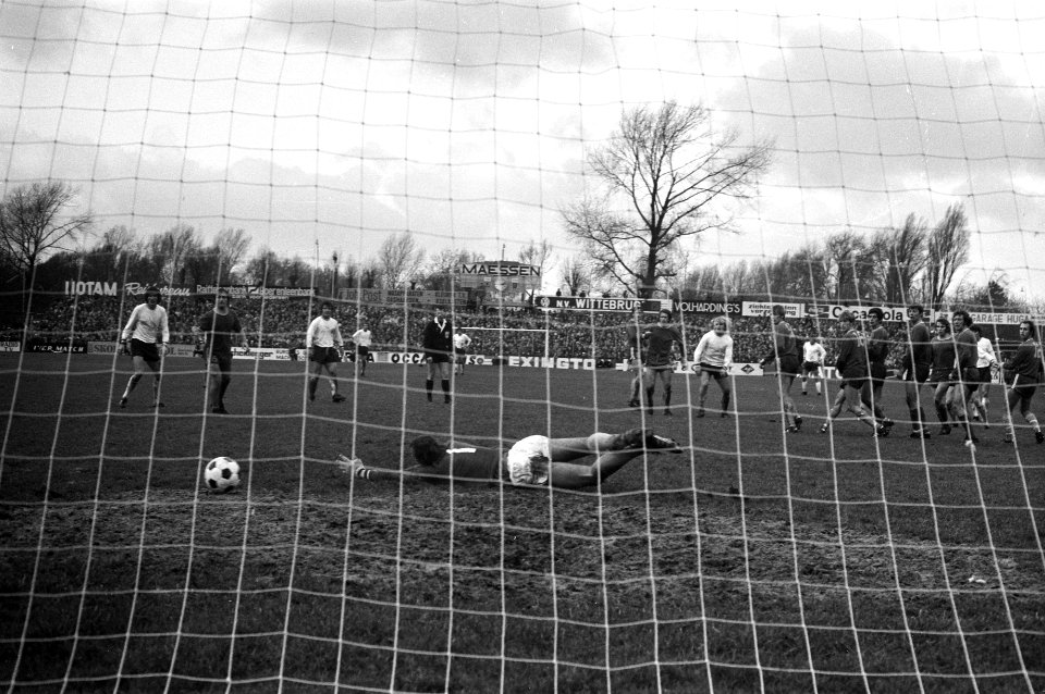 FC Den Haag tegen Feyenoord 1-2, doelpunt van Boskamp tussen Den Haag muurtje, Bestanddeelnr 925-1642