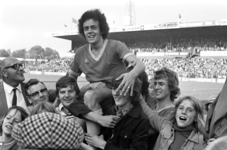 FC Den Haag tegen Feyenoord 3-2, Hans Bres op de schouders, Bestanddeelnr 925-9359