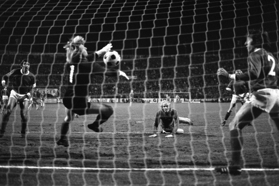 FC Antwerp tegen Ajax 2-1 UEFA Cup , Ruud Geels (liggend) scoort 0-1, links keep, Bestanddeelnr 927-5814