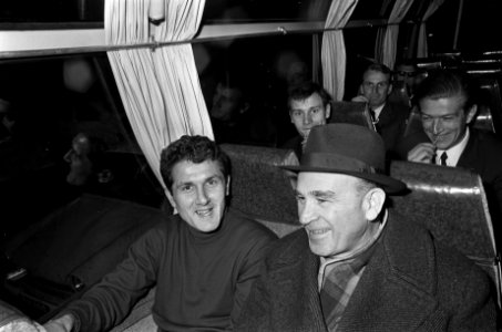 FC Servette speler Nicolas Schindelholz met rechts trainer Bela Gutman in de bus, Bestanddeelnr 919-7916