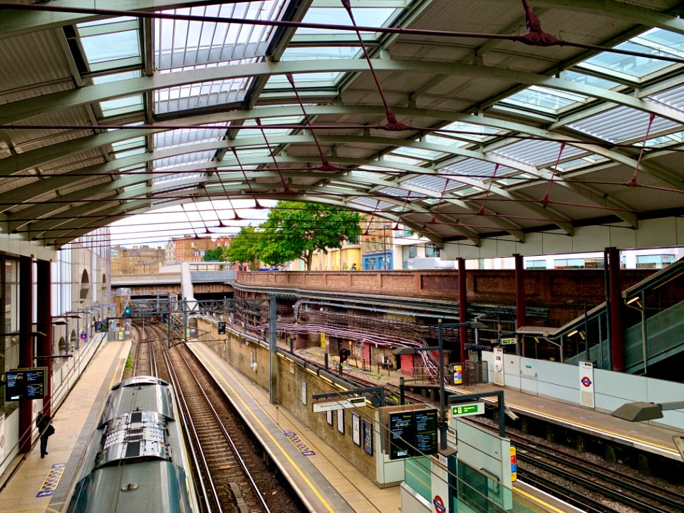 Farringdon footbridge over TL platforms July 2020