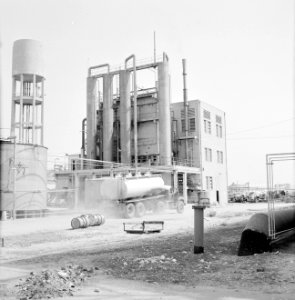 Fabriek voor kunstmest bij Haifa met tankwagen op het fabrieksterrein, Bestanddeelnr 255-4376