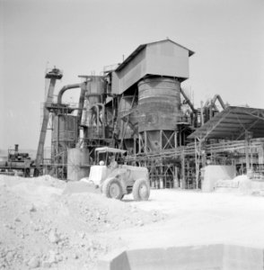 Fabriek voor kunstmest bij Haifa Opslag van grondstoffen met een tractor met s…, Bestanddeelnr 255-4383