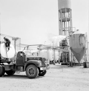 Fabriek voor kunstmest Plantex bij Haifa Een deel van de installaties met op de, Bestanddeelnr 255-4388