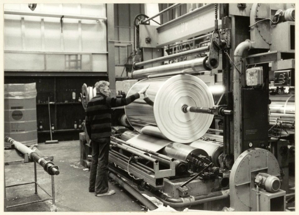 Fabricage van warmteschilden voor radiatoren bij Meuwissen Ind. NV. NL-HlmNHA 54004828