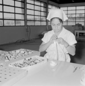 Fabriek voor schoonheidsproducten Helena Rubinstein in Nazareth Medewerkster be, Bestanddeelnr 255-4424