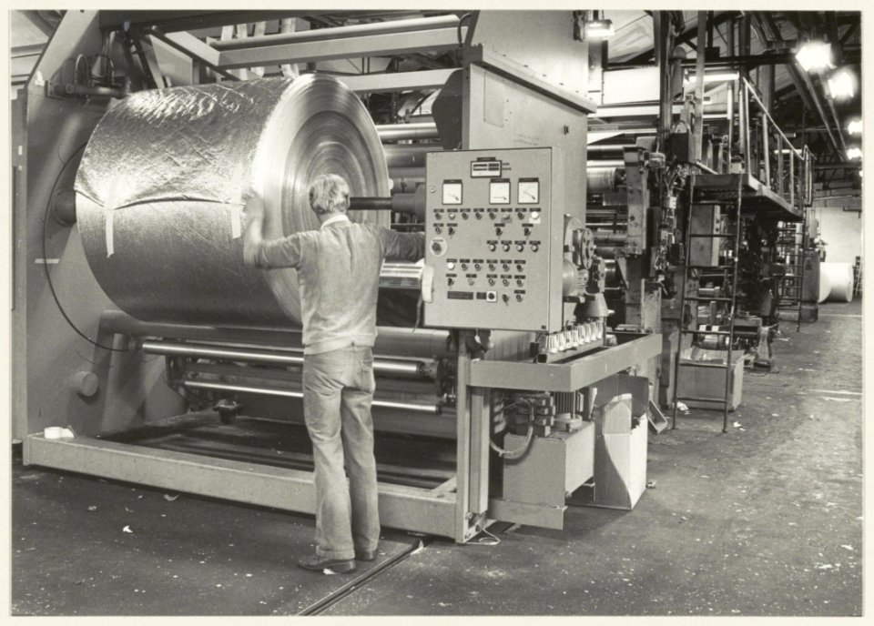 Fabricage van warmteschilden voor radiatoren bij Meuwissen Ind. NV. NL-HlmNHA 54013111