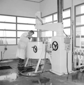 Fabriek voor schoonheidsproducten Helena Rubinstein in Nazareth Medewerker bezi, Bestanddeelnr 255-4419 photo