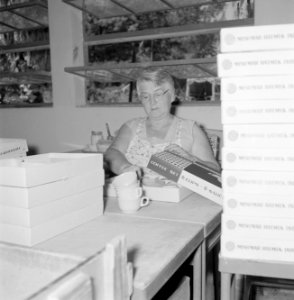 Fabriek voor kunststoffen te Mishmar Haemek. Arbeidster bezig met het inpakken , Bestanddeelnr 255-4414