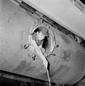 Fabriek voor kunstmest Plantex bij Haifa Arbeider in een ketel aan het werk, Bestanddeelnr 255-4401