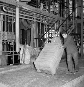 Fabriek voor kunstmest Plantex bij Haifa Arbeiders in de fabriek bij een instal, Bestanddeelnr 255-4399