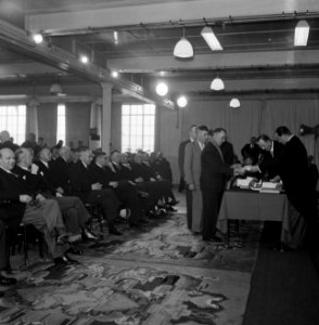 Fabrieksdirecteur Jan van Abbe (geheel rechts) bij een uitreiking voor een zaal , Bestanddeelnr 255-8567