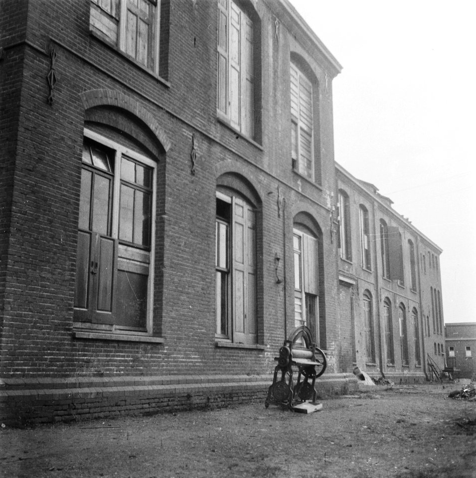 Fabrieksgebouw met dichtgespijkerde ramen, Bestanddeelnr 900-7713