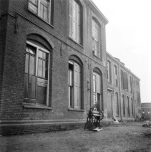 Fabrieksgebouw met dichtgespijkerde ramen, Bestanddeelnr 900-7713