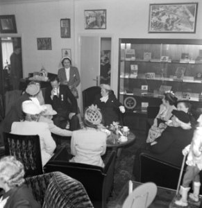 Fabrieksdirecteur Albert van Abbe temidden van enkele vrouwen met hoofddeksels , Bestanddeelnr 255-8461