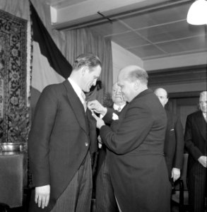 Fabrieksdirecteur Albert van Abbe krijgt de versierselen opgespeld behorend bij , Bestanddeelnr 255-8447