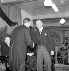 Fabrieksdirecteur Albert van Abbe (links) drukt hand van burgemeester Kolfschote, Bestanddeelnr 255-8441