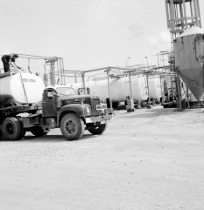 Fabriek voor kunstmest Plantex bij Haifa Een deel van de installaties met op de, Bestanddeelnr 255-4389